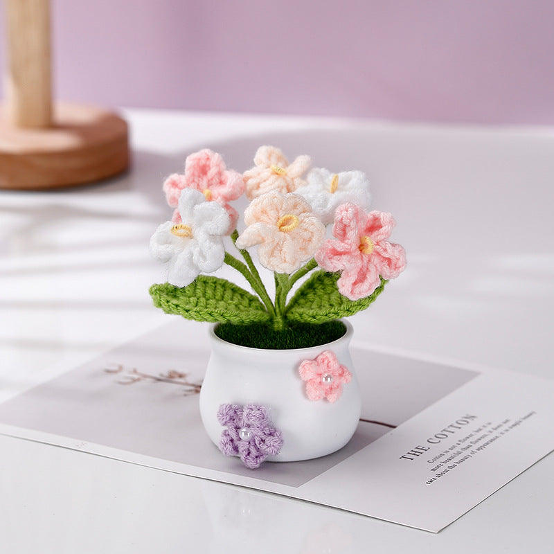 Set di vasi di fiori colorati lavorati all'uncinetto a mano con espositore