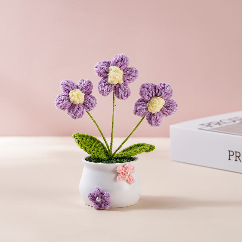 Set di vasi di fiori colorati lavorati all'uncinetto a mano con espositore