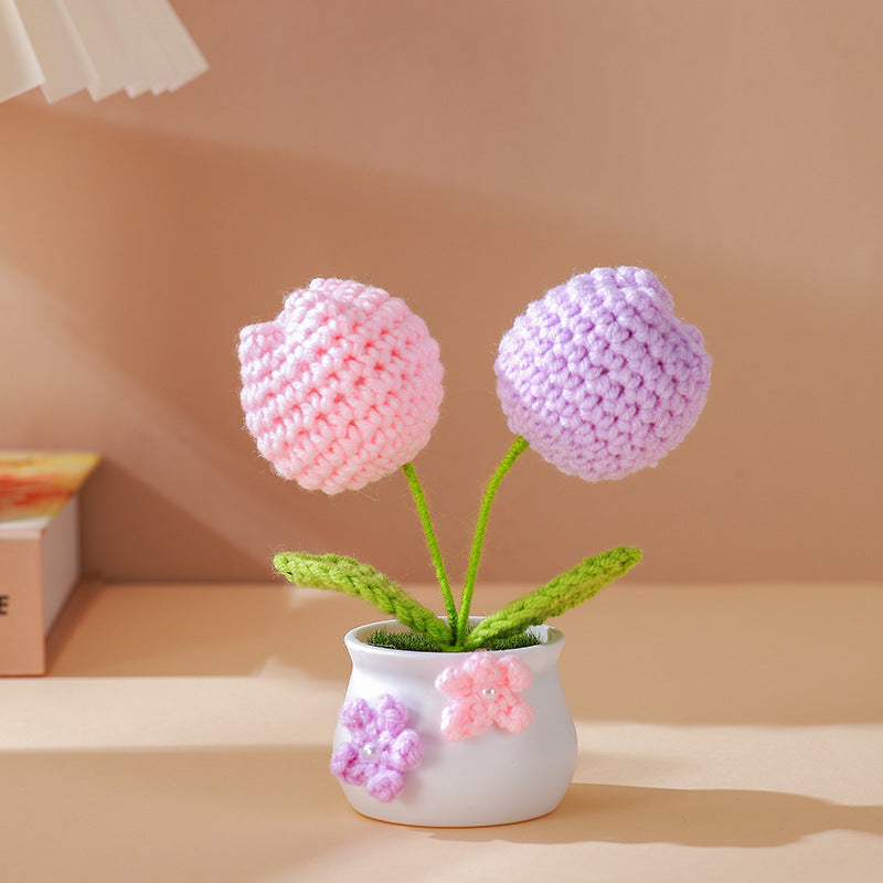 Set di vasi di fiori colorati lavorati all'uncinetto a mano con espositore