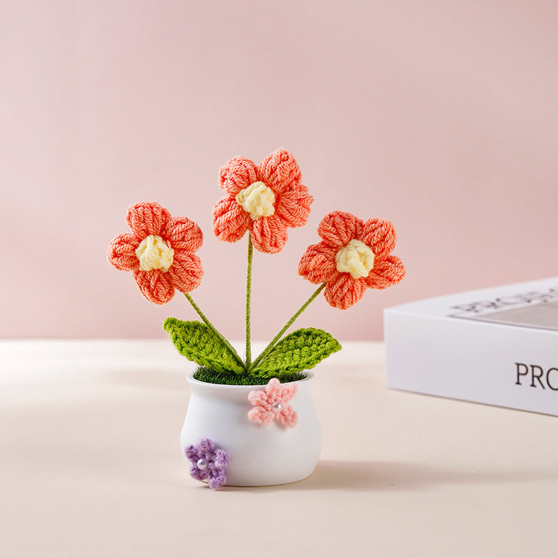 Set di vasi di fiori colorati lavorati all'uncinetto a mano con espositore