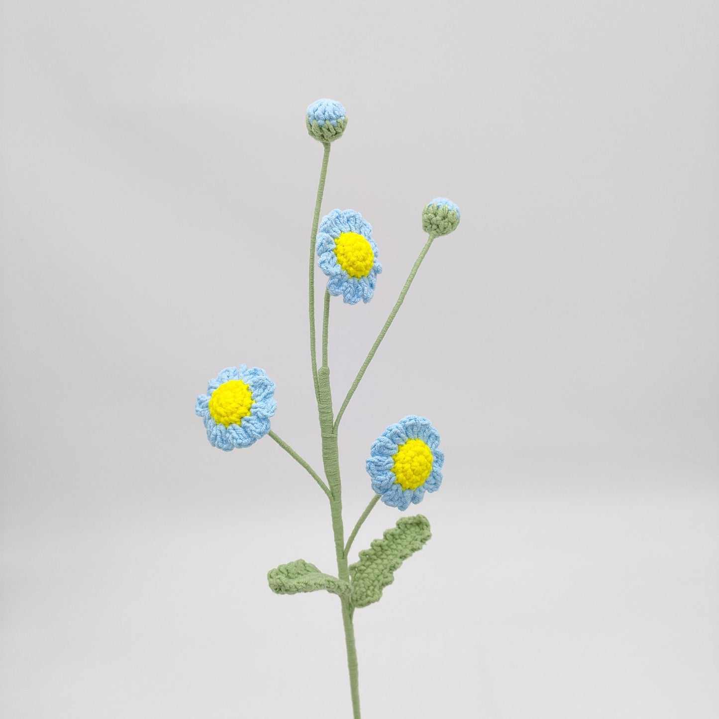 Margherita multicolore lavorata all'uncinetto a mano. Un piccolo fiore luminoso che illumina la vita.