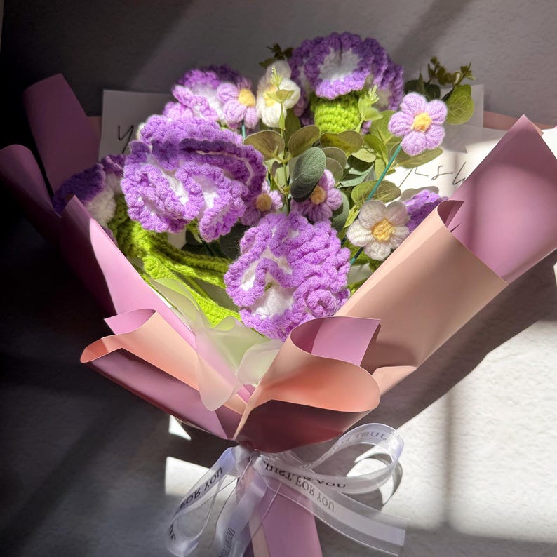 Bouquet di garofani all'uncinetto fatto a mano per la mamma, un regalo senza tempo