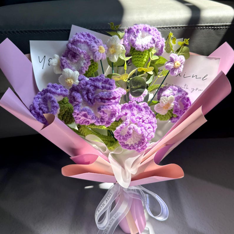 Bouquet di garofani all'uncinetto fatto a mano per la mamma, un regalo senza tempo