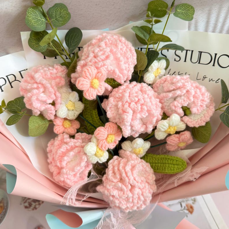 Bouquet di garofani all'uncinetto fatto a mano per la mamma, un regalo senza tempo