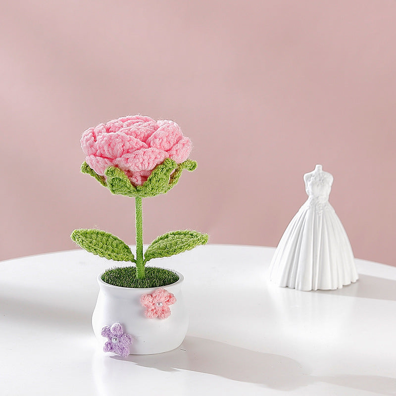Elegante ornamento in vaso di rose con colori misti, realizzato a mano all'uncinetto