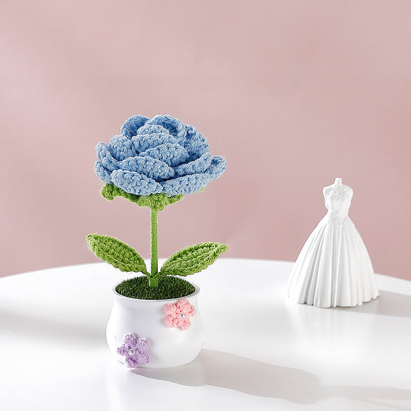 Elegante ornamento in vaso di rose con colori misti, realizzato a mano all'uncinetto