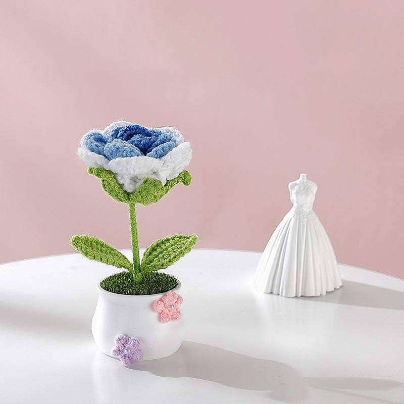 Elegante ornamento in vaso di rose con colori misti, realizzato a mano all'uncinetto