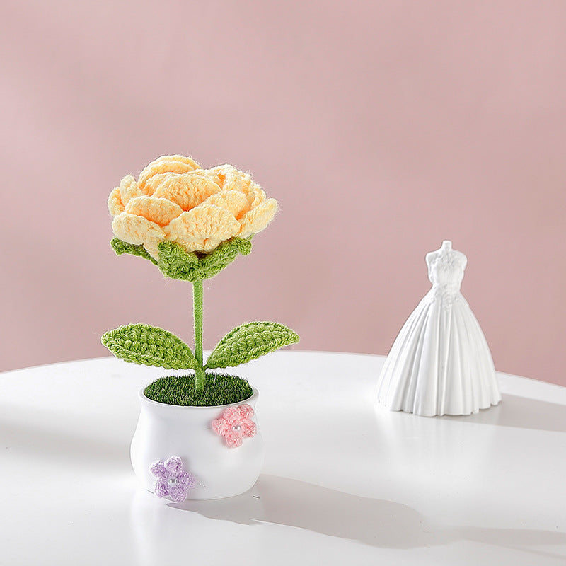 Elegante ornamento in vaso di rose con colori misti, realizzato a mano all'uncinetto