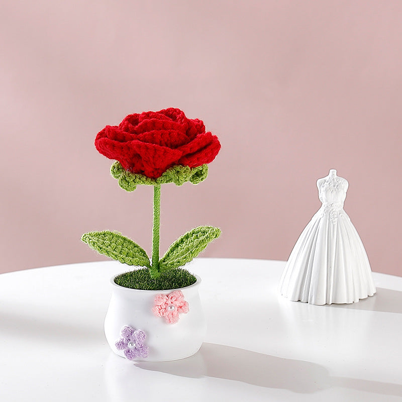 Elegante ornamento in vaso di rose con colori misti, realizzato a mano all'uncinetto