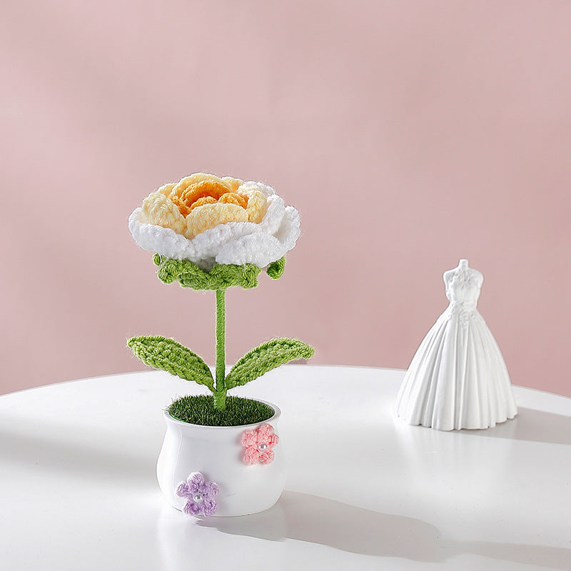 Elegante ornamento in vaso di rose con colori misti, realizzato a mano all'uncinetto