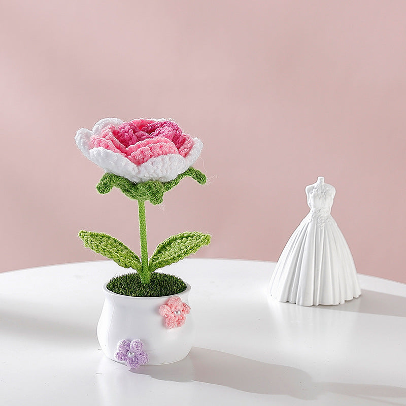 Elegante ornamento in vaso di rose con colori misti, realizzato a mano all'uncinetto
