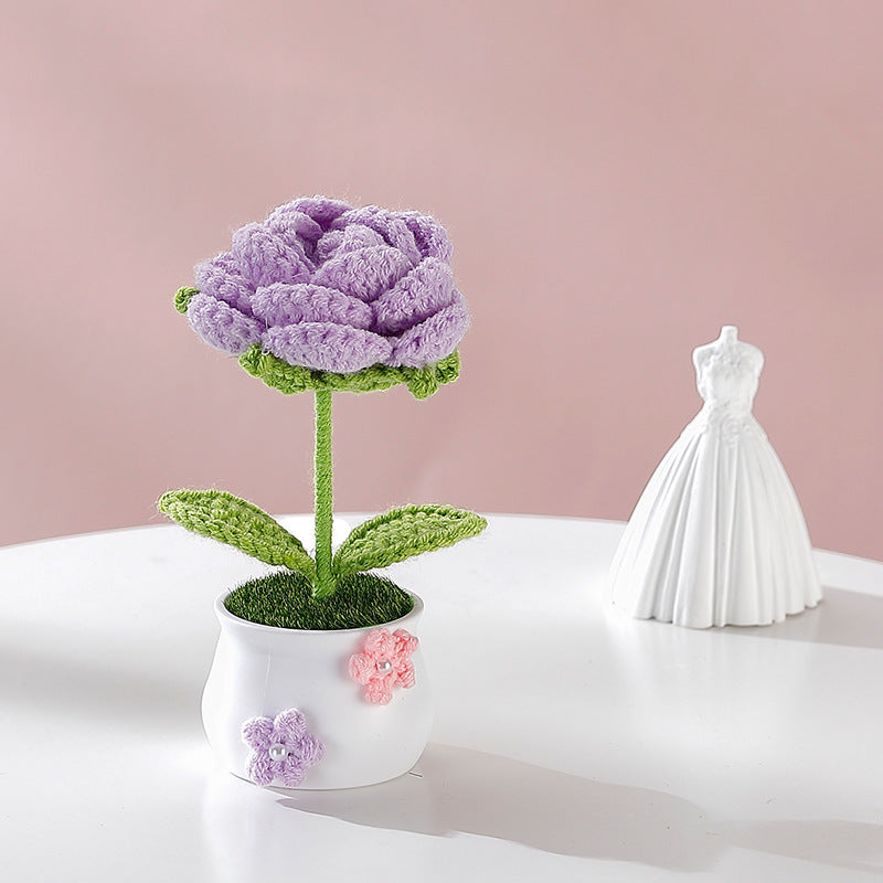 Elegante ornamento in vaso di rose con colori misti, realizzato a mano all'uncinetto