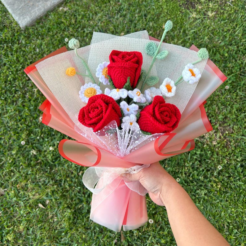 Bouquet di fiori all'uncinetto fatto a mano, rose, girasoli, gigli e conigli, ideale come regalo decorativo per mamma, moglie e figlia.