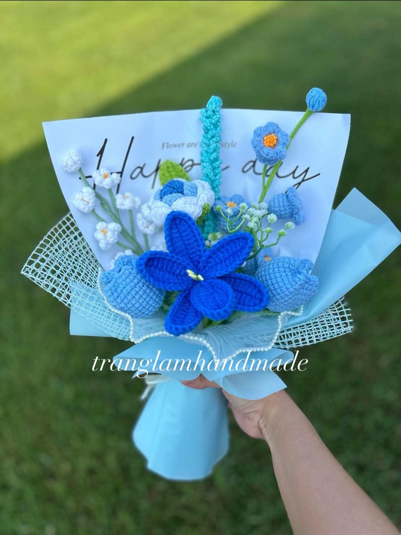 Bouquet di fiori all'uncinetto fatto a mano, rose, girasoli, gigli e conigli, ideale come regalo decorativo per mamma, moglie e figlia.