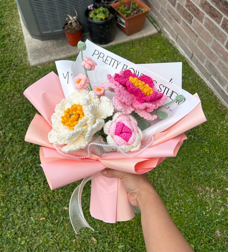 Bouquet di fiori all'uncinetto fatto a mano, rose, girasoli, gigli e conigli, ideale come regalo decorativo per mamma, moglie e figlia.