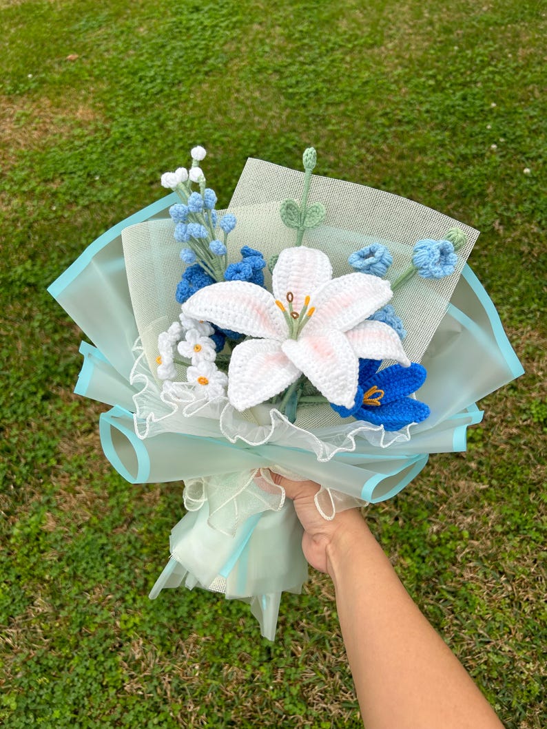 Bouquet di fiori all'uncinetto fatto a mano, rose, girasoli, gigli e conigli, ideale come regalo decorativo per mamma, moglie e figlia.