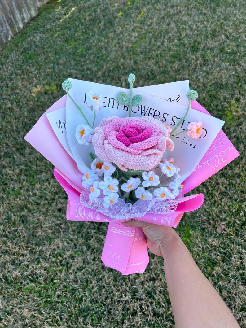Bouquet di fiori all'uncinetto fatto a mano, rose, girasoli, gigli e conigli, ideale come regalo decorativo per mamma, moglie e figlia.