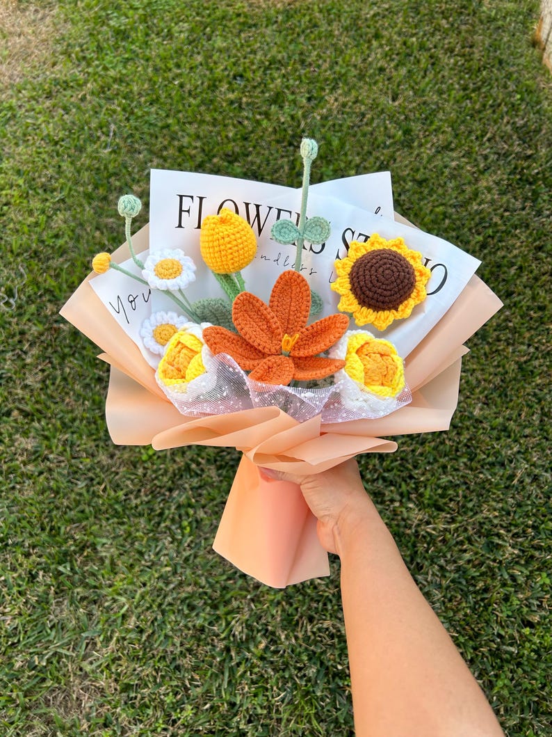 Bouquet di fiori all'uncinetto fatto a mano, rose, girasoli, gigli e conigli, ideale come regalo decorativo per mamma, moglie e figlia.