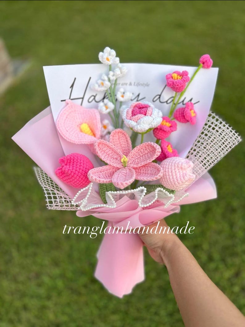 Bouquet di fiori all'uncinetto fatto a mano, rose, girasoli, gigli e conigli, ideale come regalo decorativo per mamma, moglie e figlia.