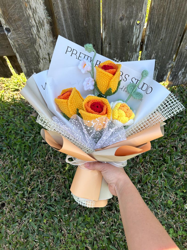 Bouquet di fiori all'uncinetto fatto a mano, rose, girasoli, gigli e conigli, ideale come regalo decorativo per mamma, moglie e figlia.