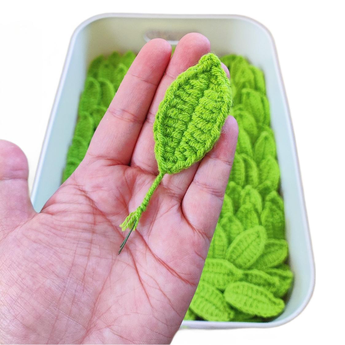 Foglia verde singola lavorata all'uncinetto a mano, un accessorio versatile per personalizzare il tuo bouquet esclusivo