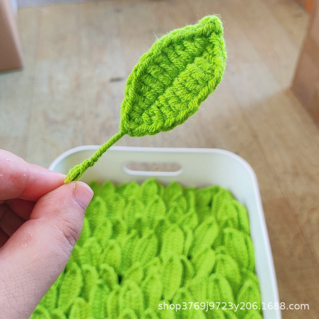 Foglia verde singola lavorata all'uncinetto a mano, un accessorio versatile per personalizzare il tuo bouquet esclusivo