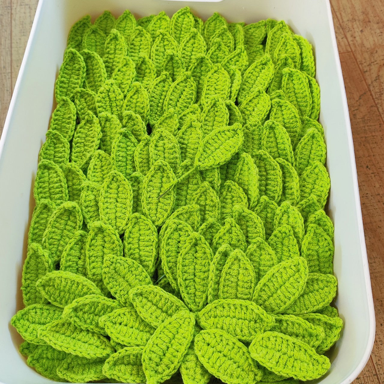 Foglia verde singola lavorata all'uncinetto a mano, un accessorio versatile per personalizzare il tuo bouquet esclusivo