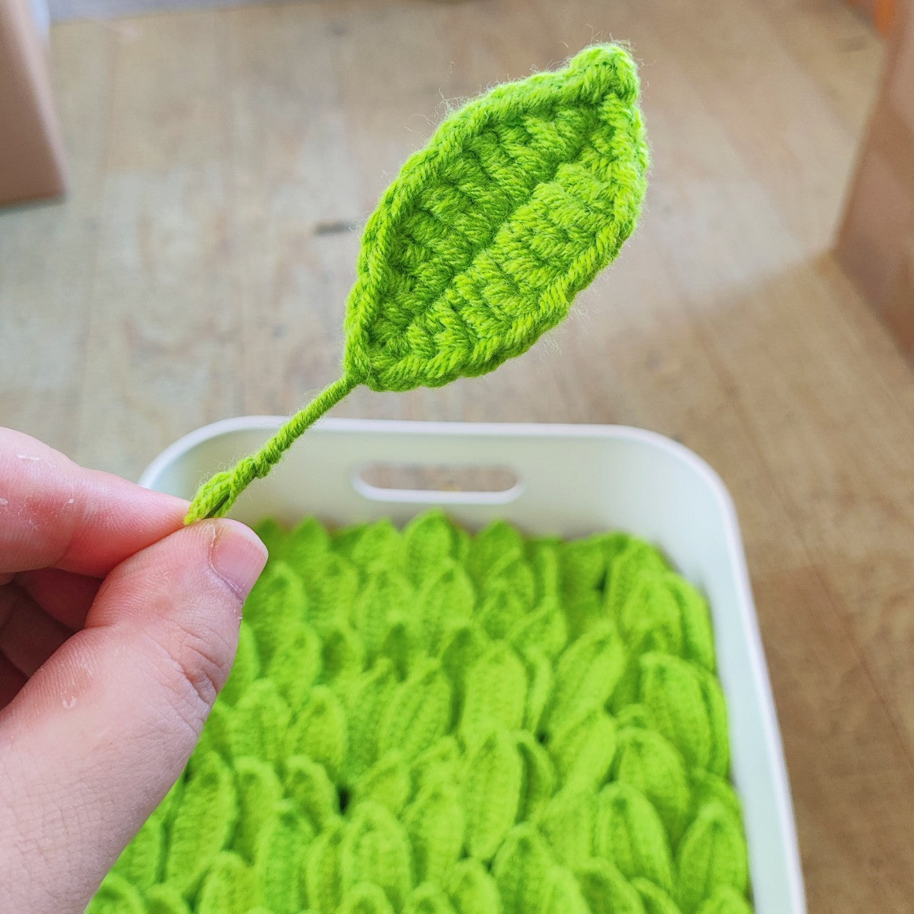 Foglia verde singola lavorata all'uncinetto a mano, un accessorio versatile per personalizzare il tuo bouquet esclusivo
