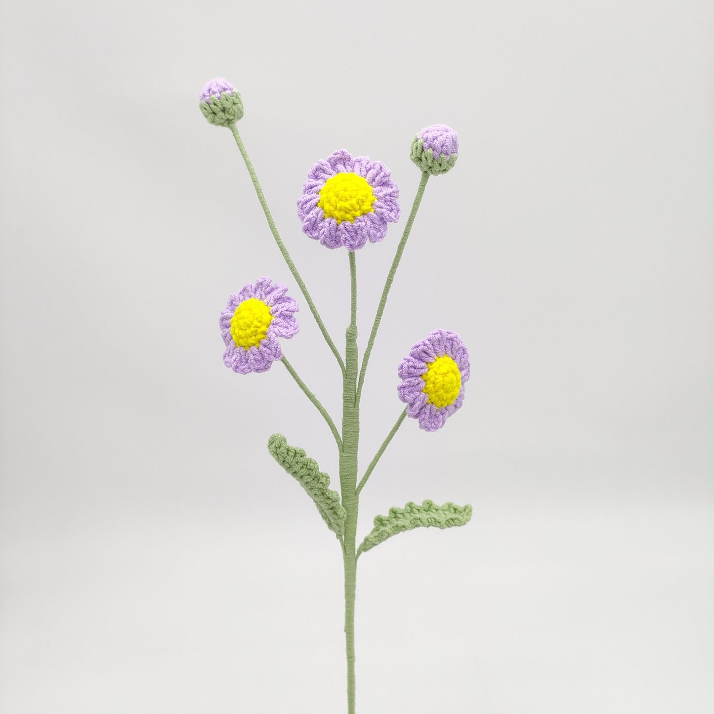 Margherita multicolore lavorata all'uncinetto a mano. Un piccolo fiore luminoso che illumina la vita.
