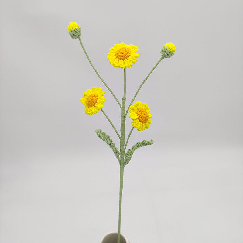 Margherita multicolore lavorata all'uncinetto a mano. Un piccolo fiore luminoso che illumina la vita.