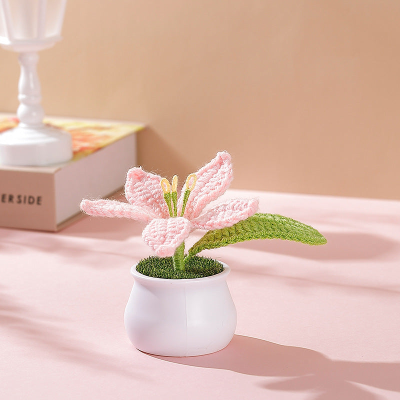 Graziosa decorazione in vaso di fiori lavorata all'uncinetto a mano