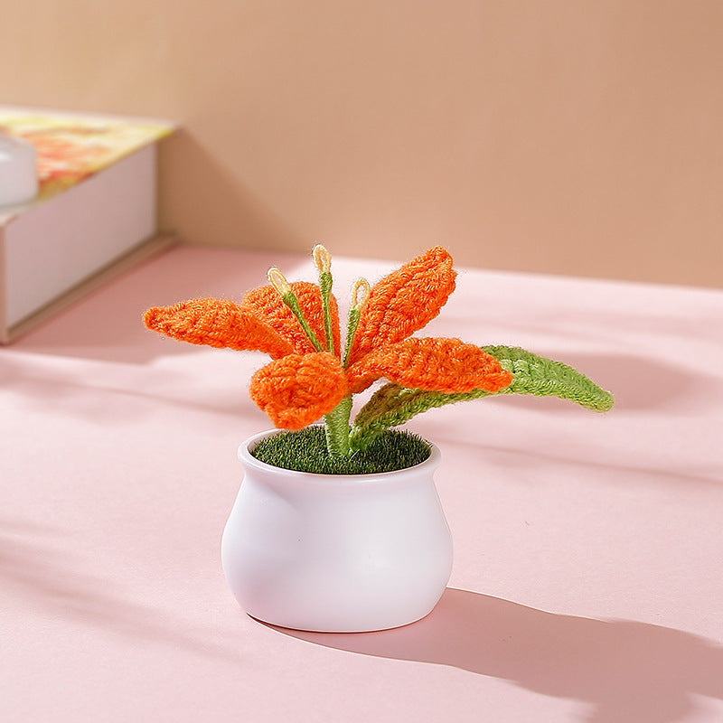 Graziosa decorazione in vaso di fiori lavorata all'uncinetto a mano