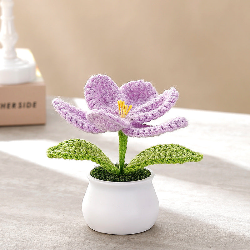 Graziosa decorazione in vaso di fiori lavorata all'uncinetto a mano