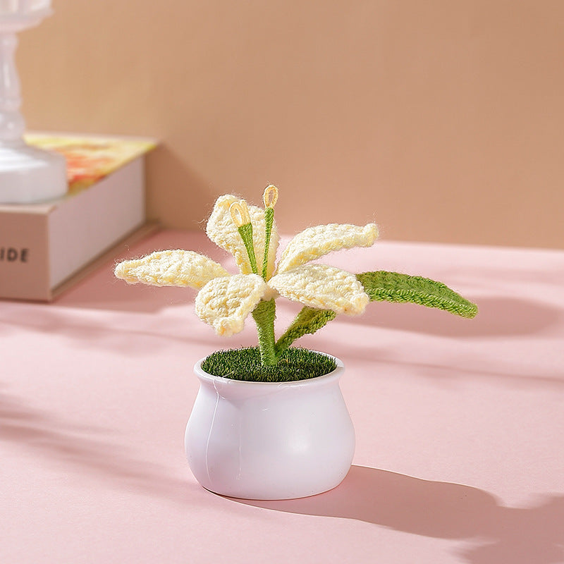 Graziosa decorazione in vaso di fiori lavorata all'uncinetto a mano