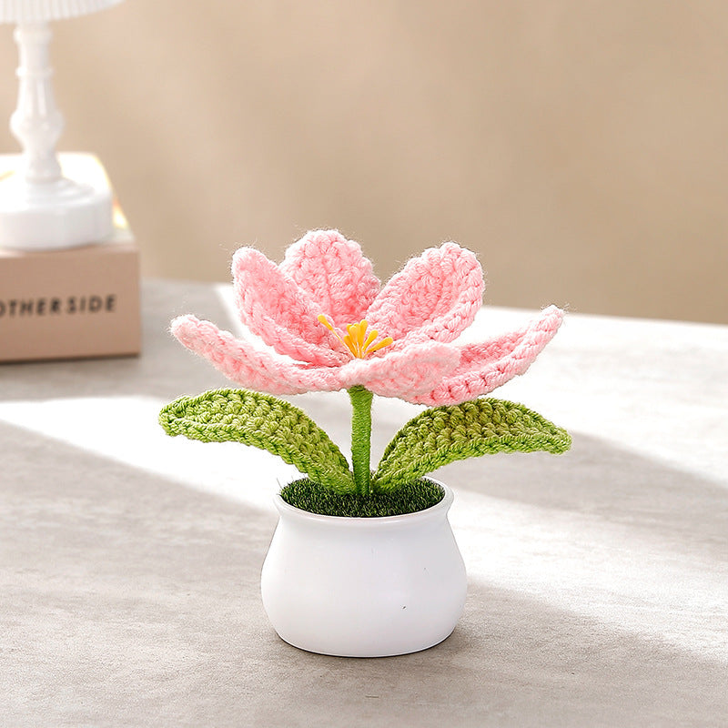 Graziosa decorazione in vaso di fiori lavorata all'uncinetto a mano