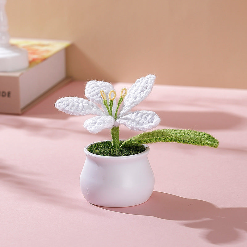 Graziosa decorazione in vaso di fiori lavorata all'uncinetto a mano