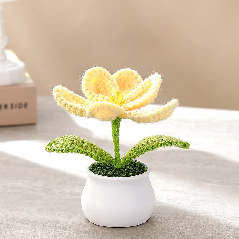 Graziosa decorazione in vaso di fiori lavorata all'uncinetto a mano
