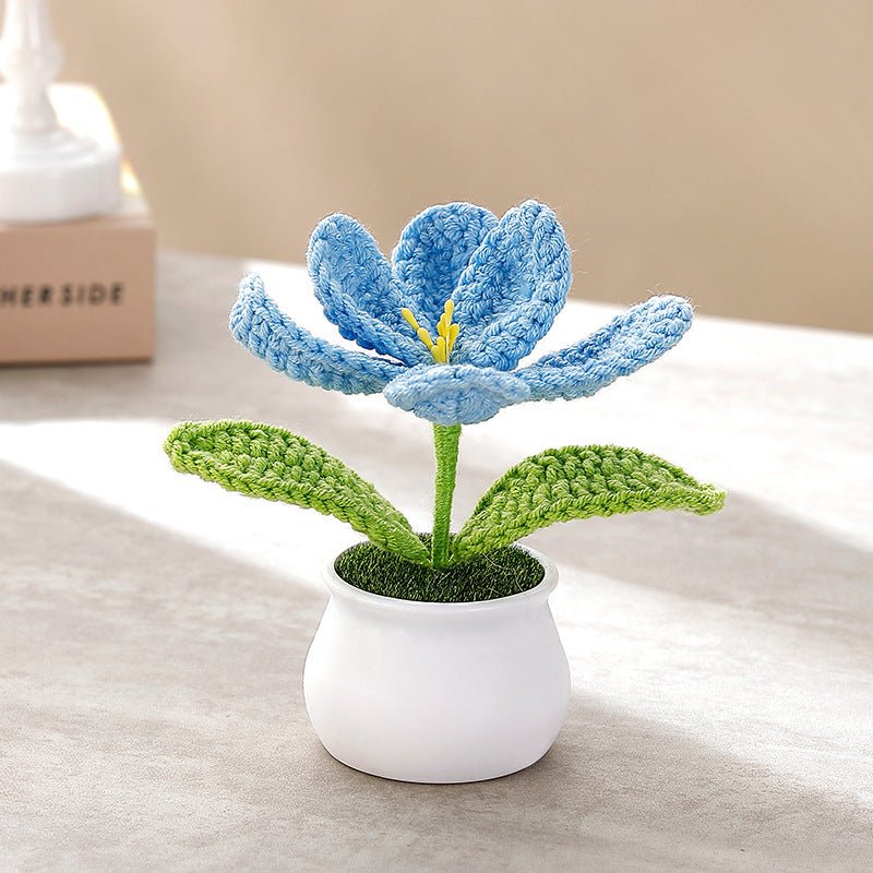 Graziosa decorazione in vaso di fiori lavorata all'uncinetto a mano