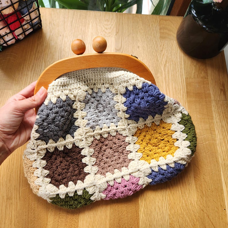 Borsa a mano all'uncinetto ispirata al vintage